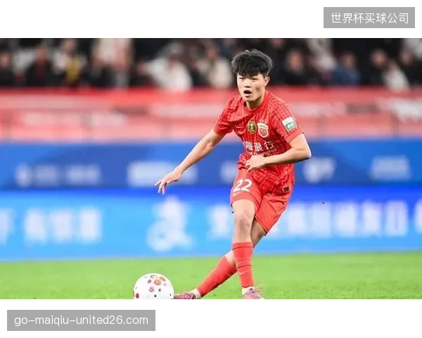 20岁小将杨希攻防两端表现耀眼，成为上海海港右后卫位置上的新发现。